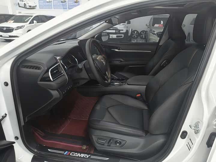 Фото 8 - Toyota Camry