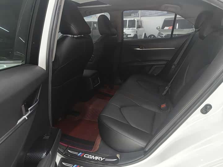 Фото 9 - Toyota Camry