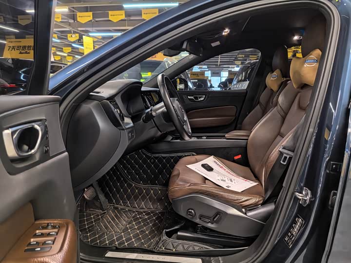 Photo 2 - Volvo XC60