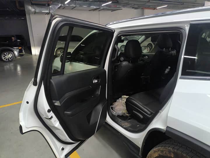 Photo 5 - Jeep Grand Commander