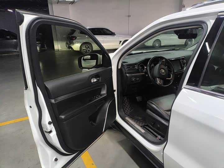 Photo 6 - Jeep Grand Commander