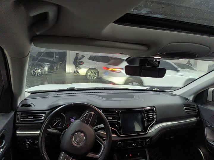 Photo 7 - Jeep Grand Commander