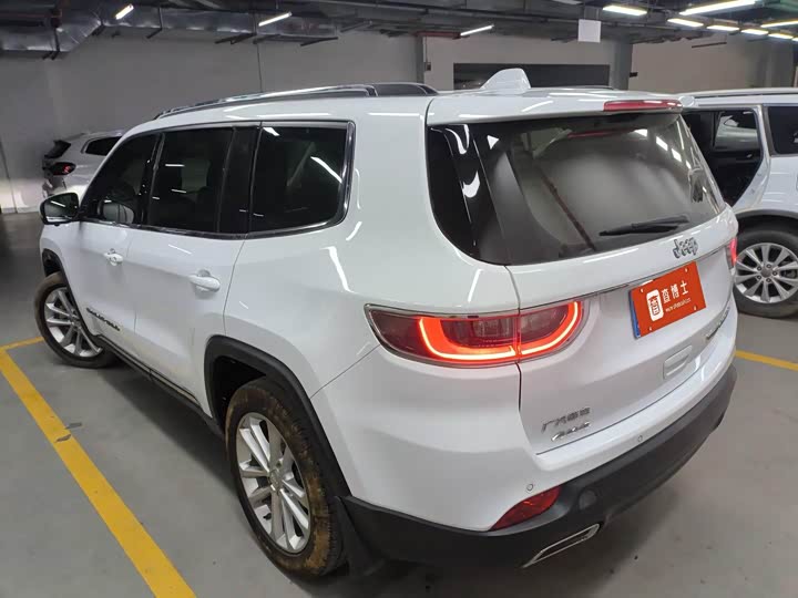 Photo 8 - Jeep Grand Commander