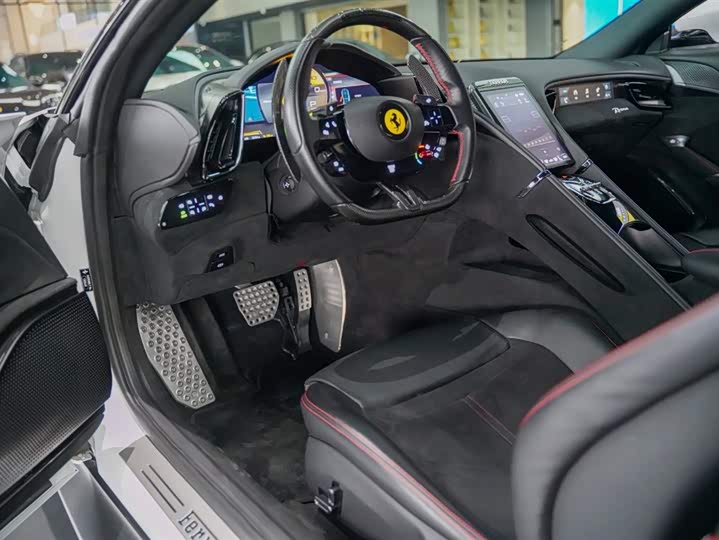 Фото 2 - Ferrari Roma