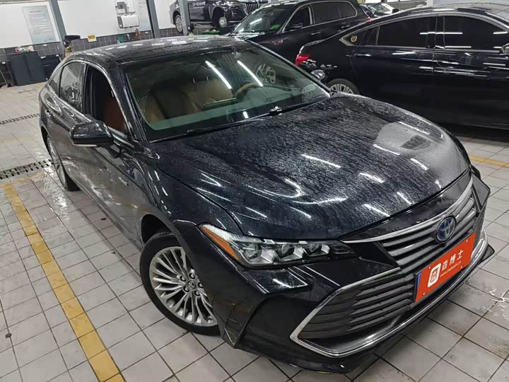 Photo 2 - Toyota Avalon