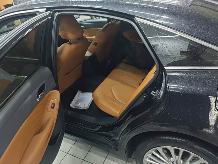 Photo 6 - Toyota Avalon