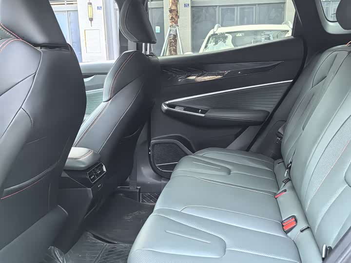 Фото 8 - Geely Atlas