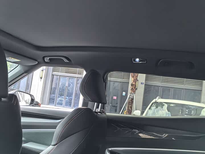 Фото 9 - Geely Atlas