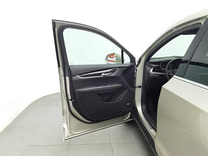 Фото 8 - Cadillac XT6