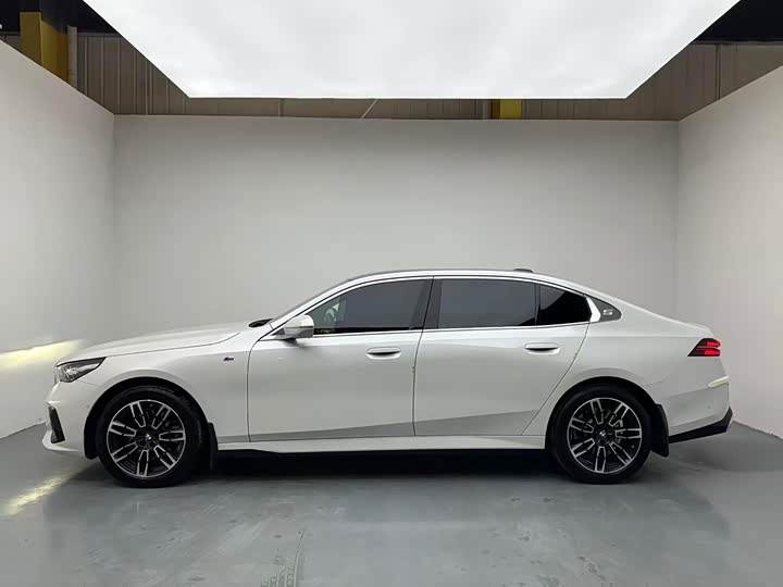 Фото 3 - BMW 5 Series