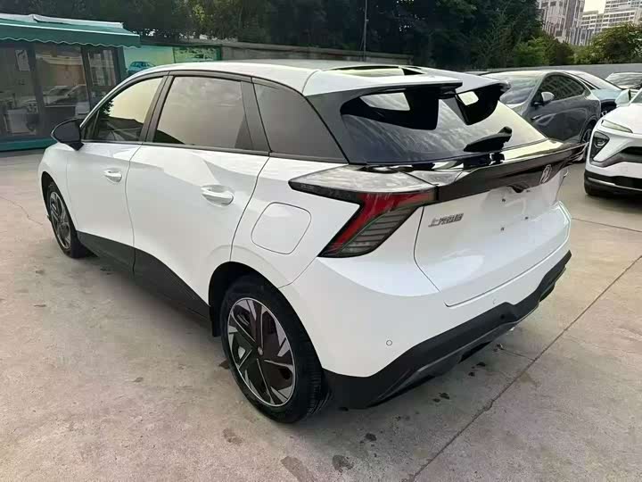 Фото 9 - MG Motor 4 EV