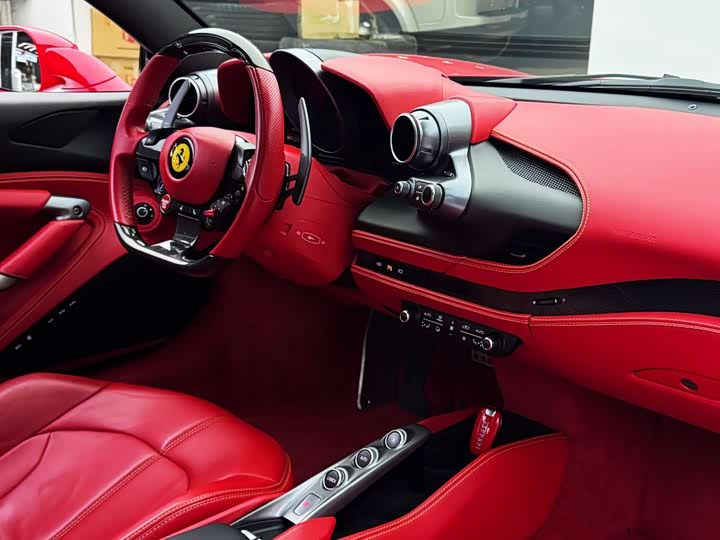 Фото 5 - Ferrari F8