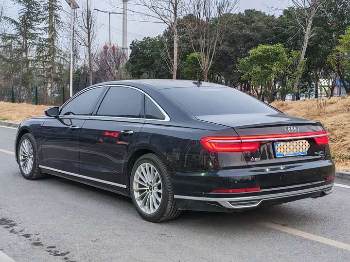 Photo 8 - Audi A8