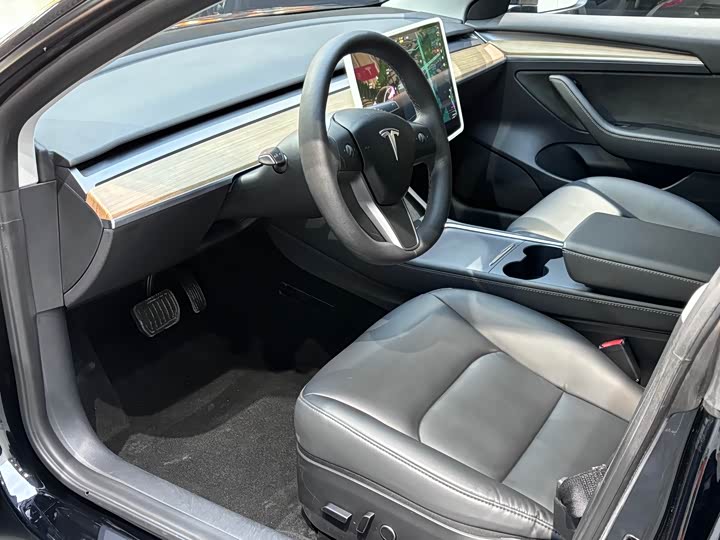 Фото 3 - Tesla Model 3