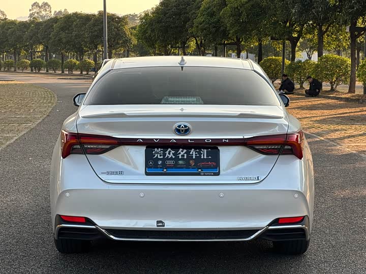 Photo 7 - Toyota Avalon