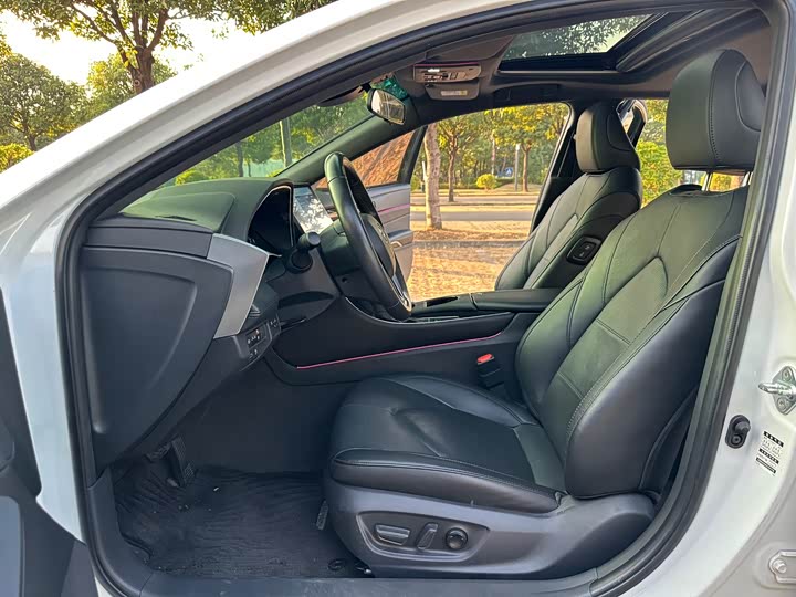 Photo 8 - Toyota Avalon