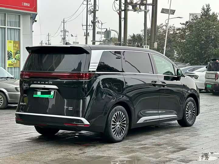 Фото 7 - Denza D9