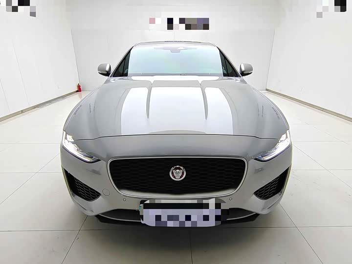Фото 2 - Jaguar XE L