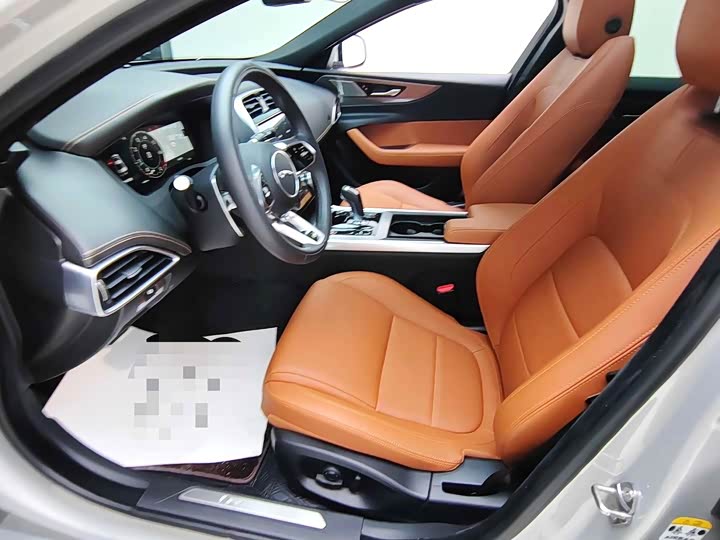 Фото 4 - Jaguar XE L