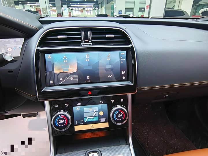 Фото 6 - Jaguar XE L