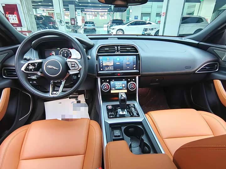 Фото 7 - Jaguar XE L