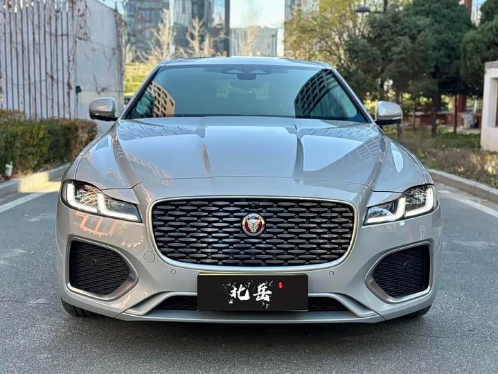 Photo 2 - Jaguar XF L