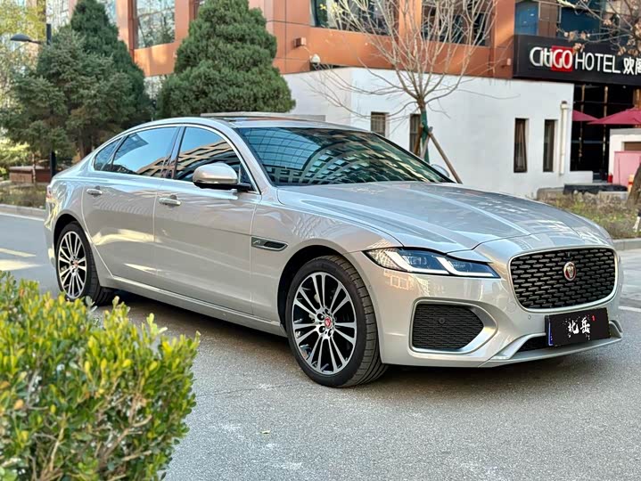 Photo 3 - Jaguar XF L