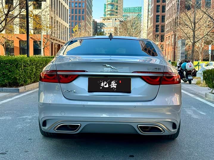 Photo 4 - Jaguar XF L