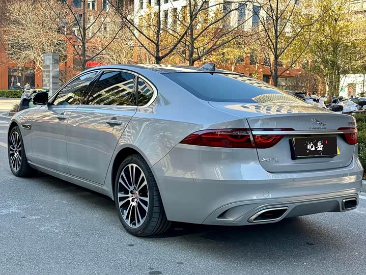 Photo 5 - Jaguar XF L