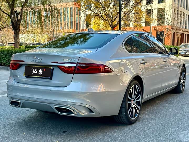 Photo 6 - Jaguar XF L