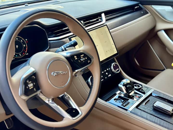 Photo 7 - Jaguar XF L