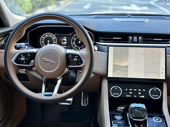 Photo 8 - Jaguar XF L