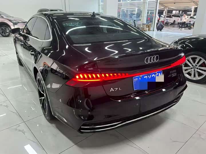 Фото 9 - Audi A7L