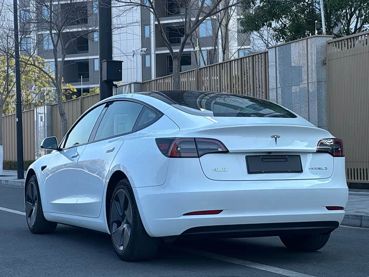 Фото 4 - Tesla Model 3