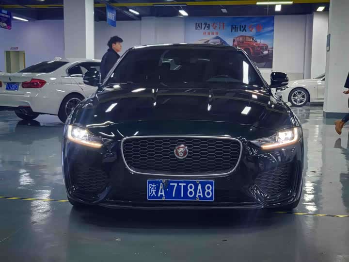 Фото 2 - Jaguar XE L