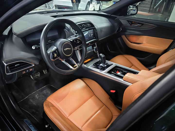 Фото 4 - Jaguar XE L