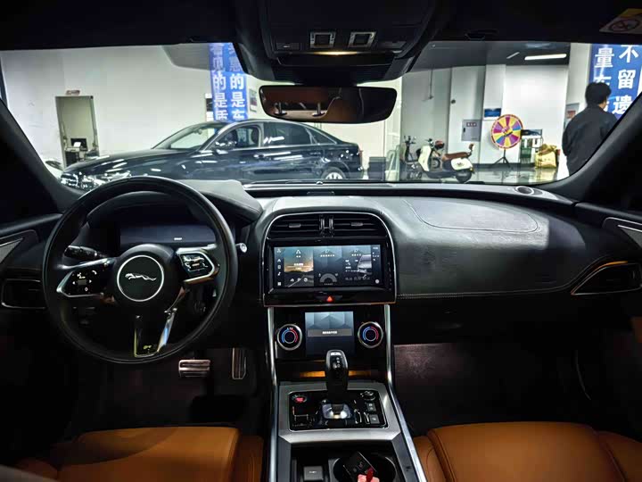 Фото 6 - Jaguar XE L