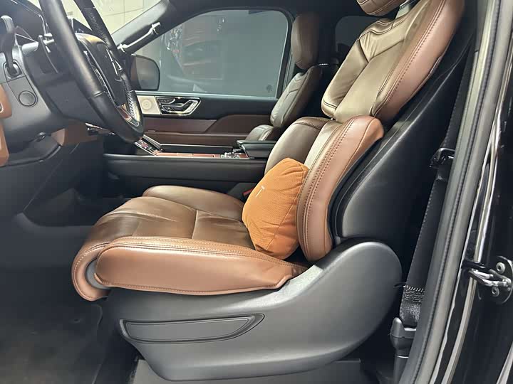 Фото 8 - Lincoln Navigator