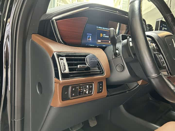 Фото 9 - Lincoln Navigator