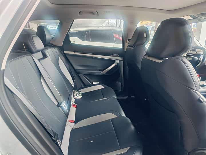 Фото 5 - Geely Atlas L