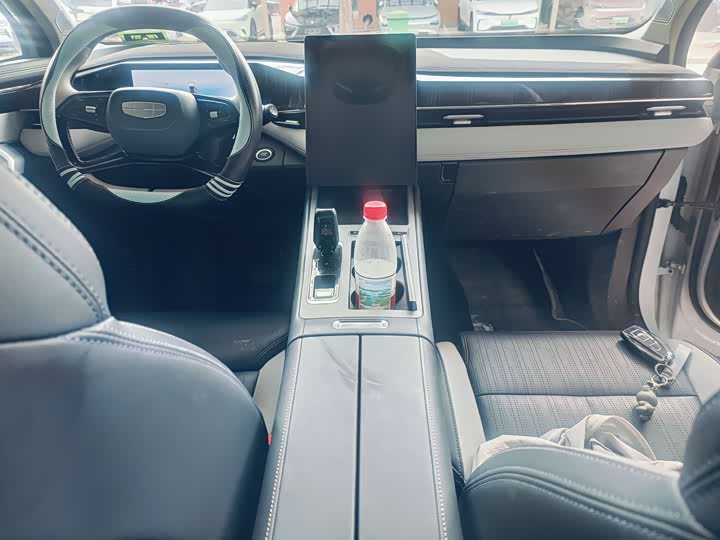 Фото 6 - Geely Atlas L