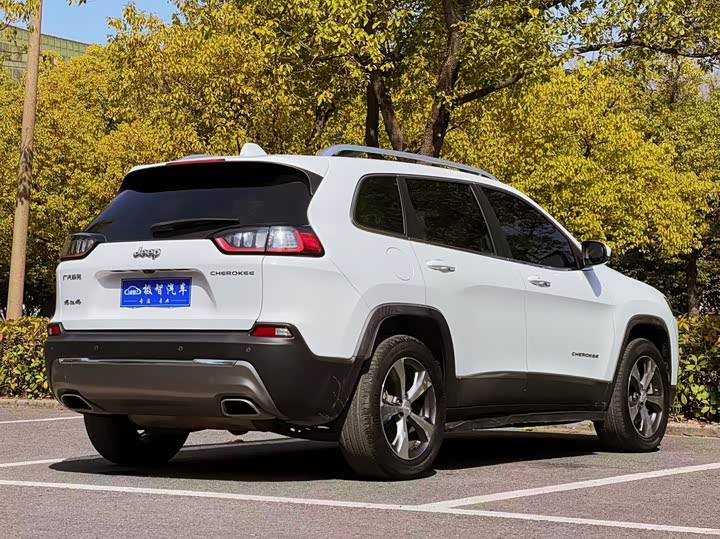 Photo 5 - Jeep Cherokee