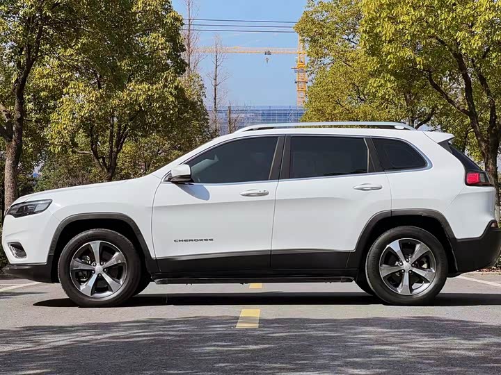 Photo 8 - Jeep Cherokee