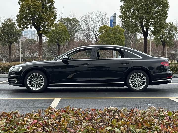 Фото 4 - Audi A8