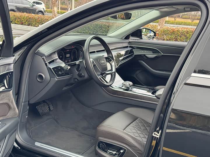 Фото 7 - Audi A8