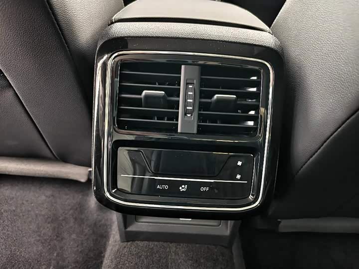 Фото 9 - Volkswagen Passat Hybrid