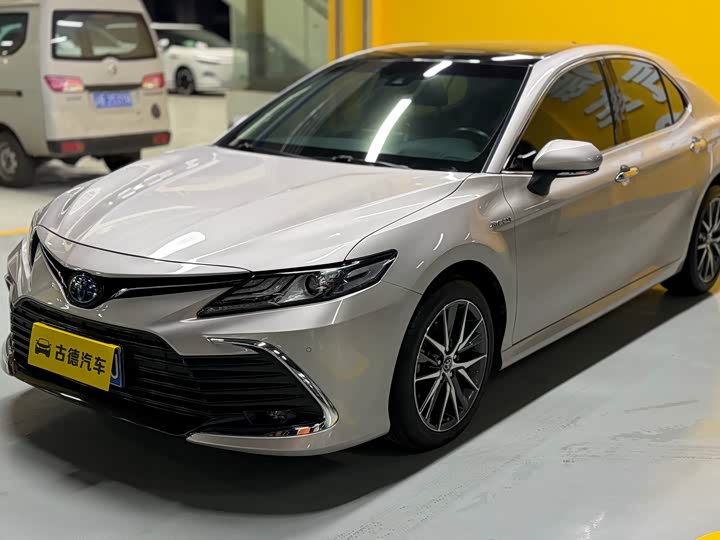Фото 1 - Toyota Camry