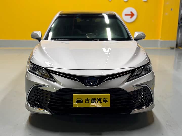 Фото 2 - Toyota Camry