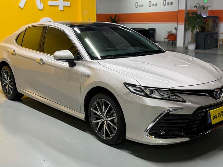 Фото 3 - Toyota Camry