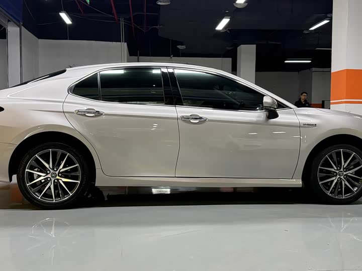 Фото 4 - Toyota Camry